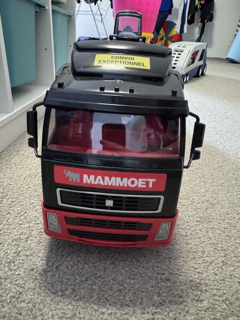 Mammoet vrachtwagen met oplegger