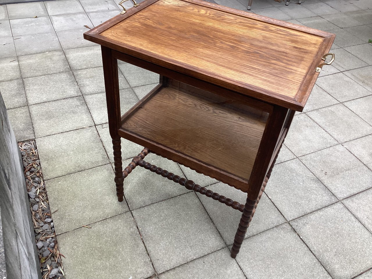 Antiek theekastje met geslepen glas en afneembaar dienblad GOES