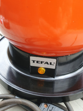 Prachtige oranje vintage fondue of tafelpan van het merk Tefal....