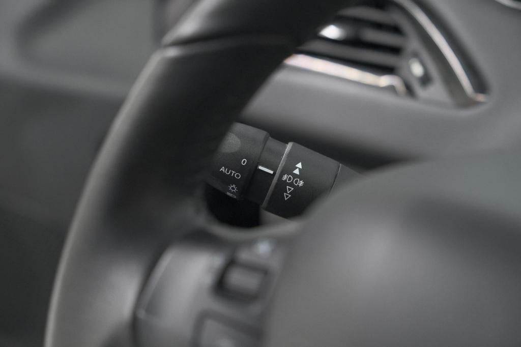 Peugeot 208 puretech 82 signature | allseason banden | navigatie | parkeers