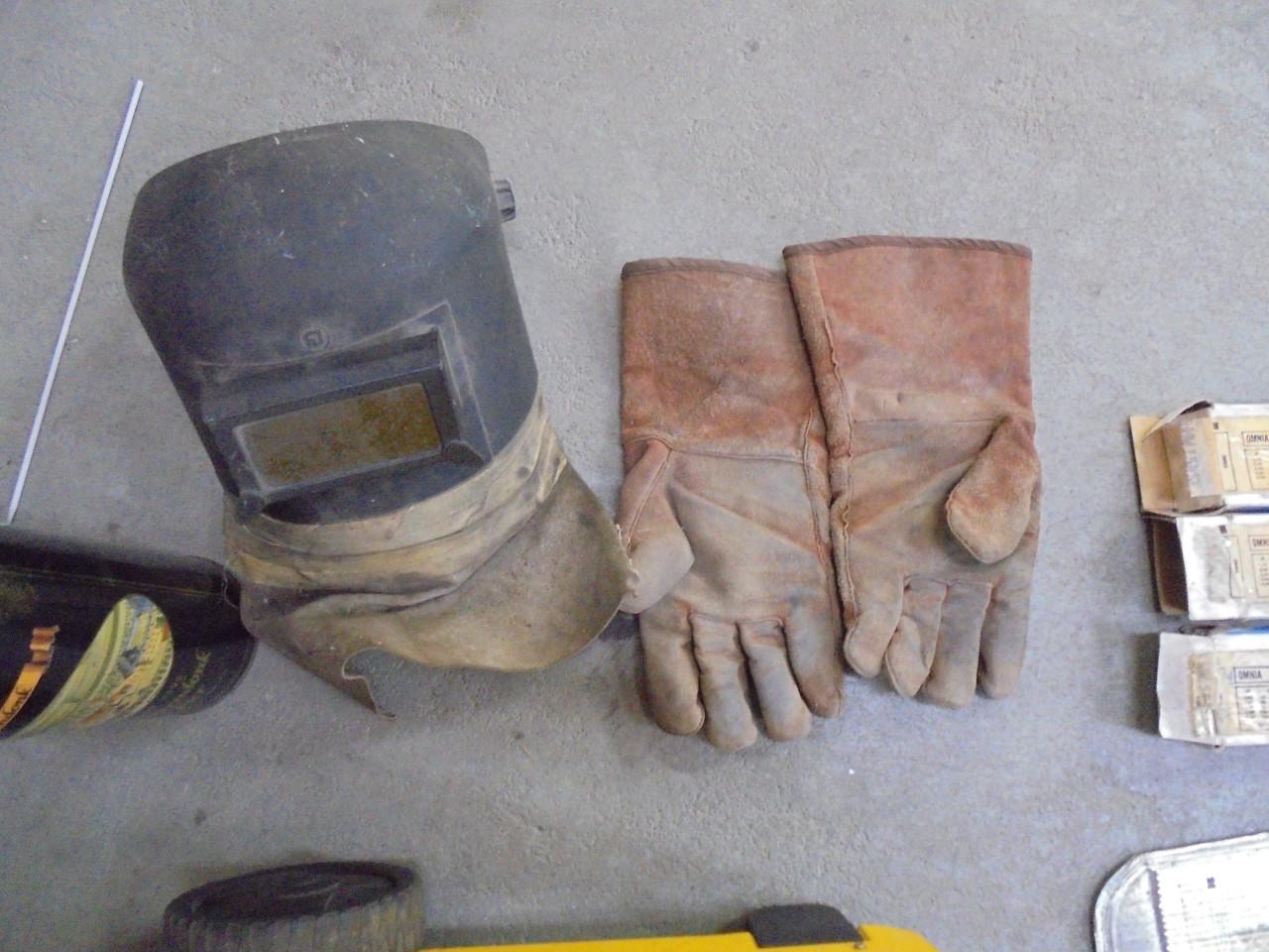 Lastrafo met 3 pakken electrodes, handschoenen en laskap.