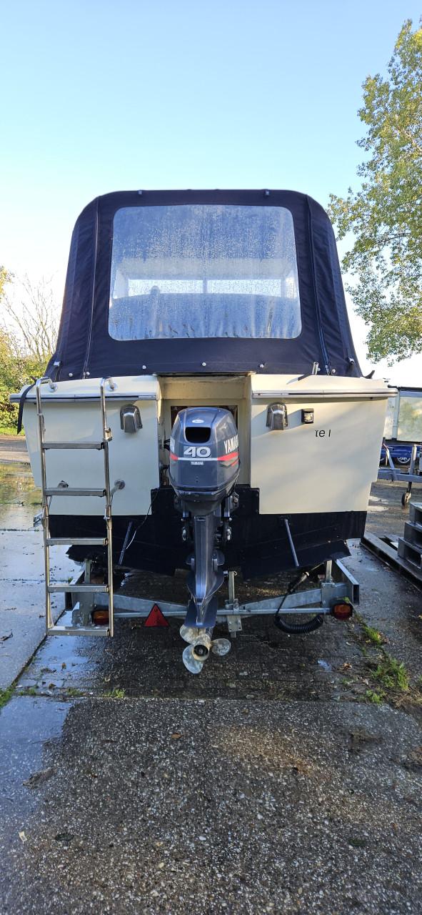 Ruime Mistral 680 polyester weekendkruiser met 40PK Yamaha