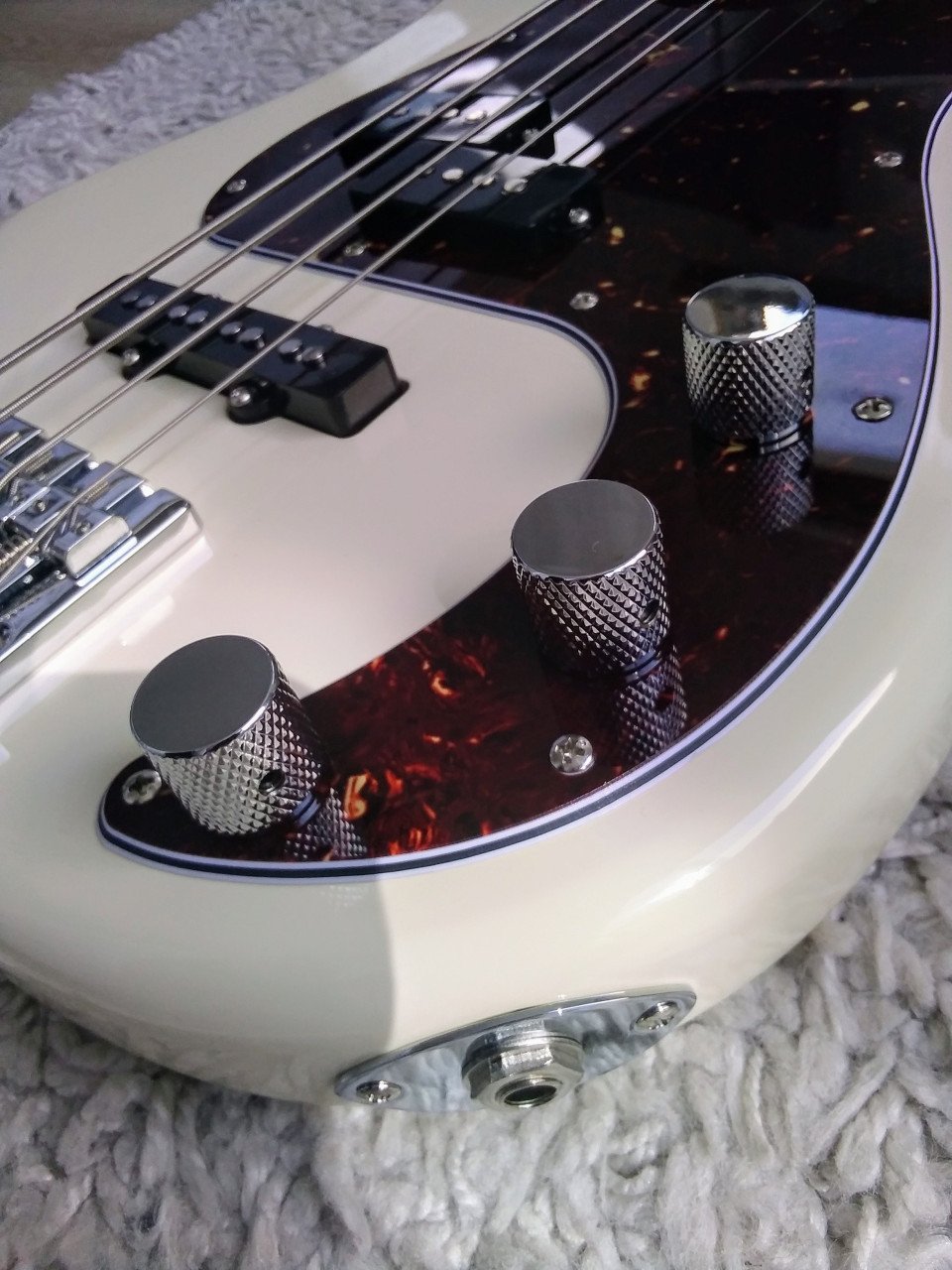Squier Affinity PJ Bass Olympic White 2024 met upgrades, ZGAN