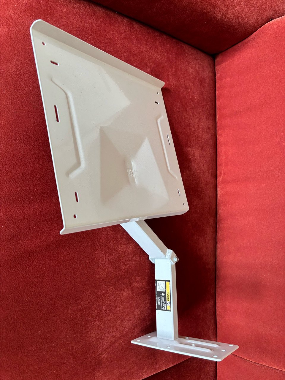 Muurbeugel voor laptop of speaker
