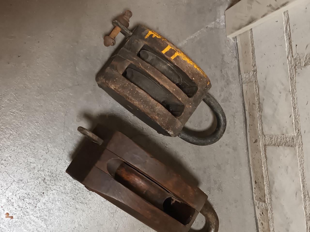 2 HOUTEN SCHEEPSKATROLLEN