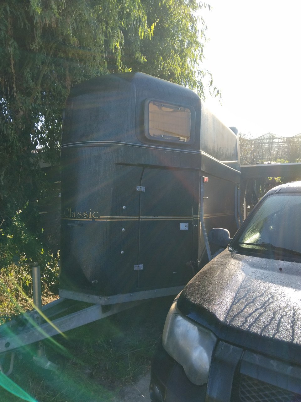 Vol polyester 2 paards trailer  met zadelkamer