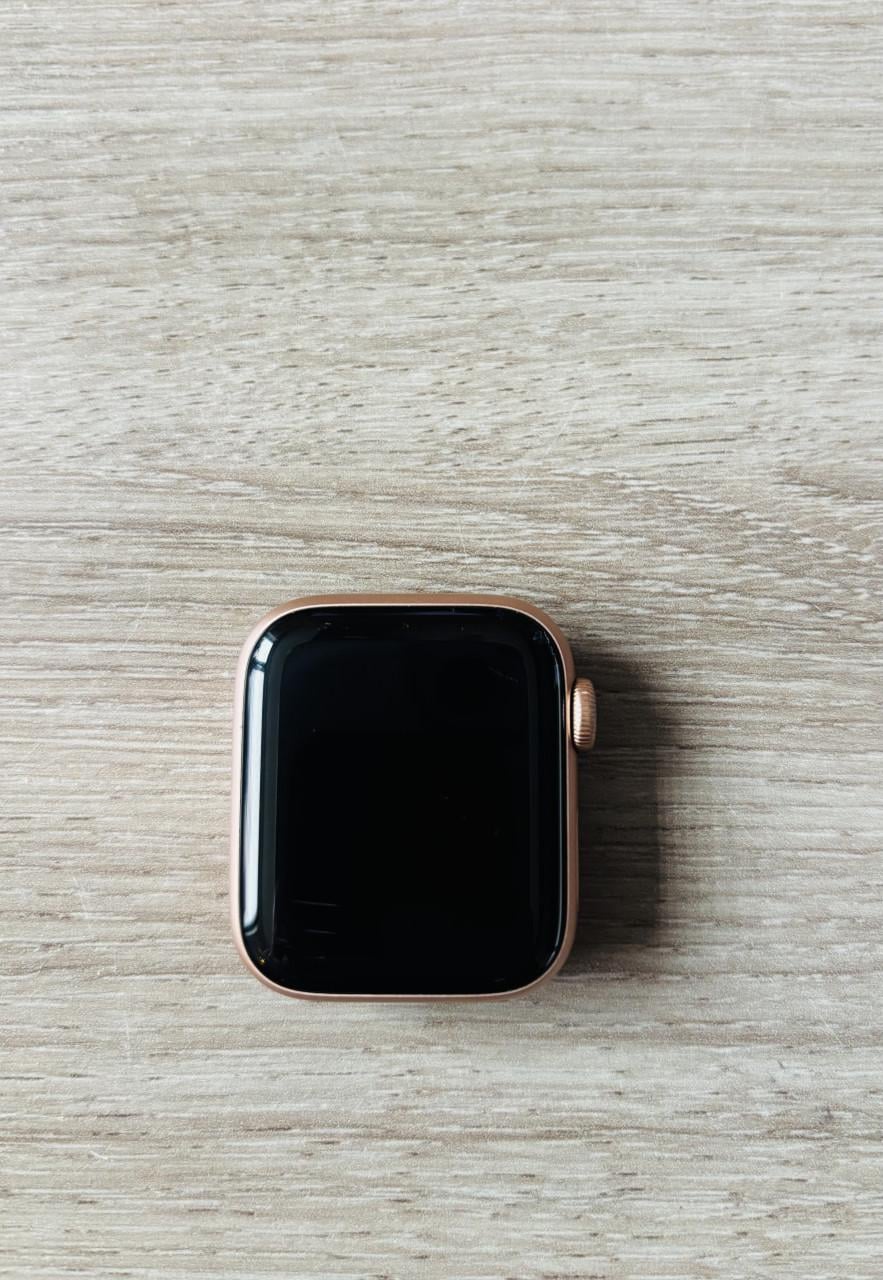Apple watch se 40mm gold aluminum.