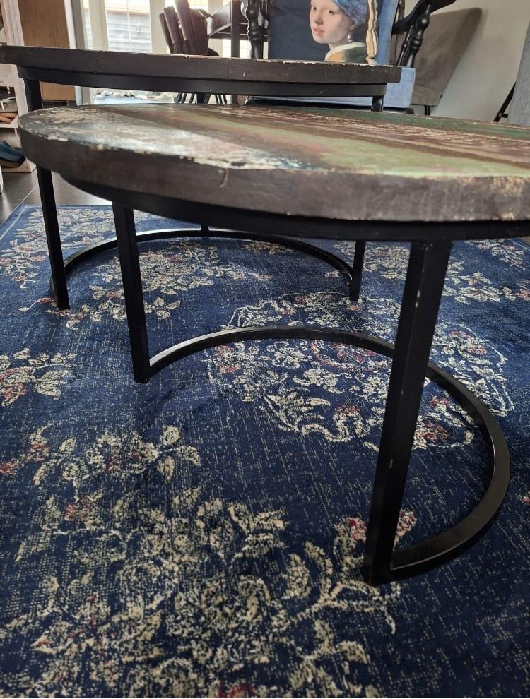 Houten tafels met metalen onderstel
