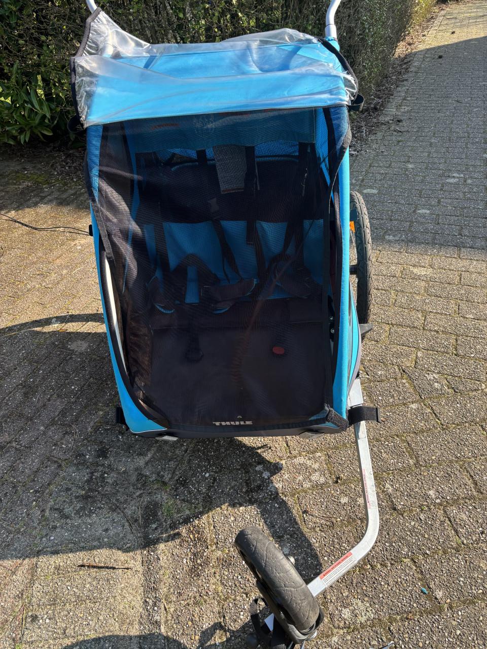 Thule fietskar voor twee kindjes. Ook als wandelwagen te gebruiken.
