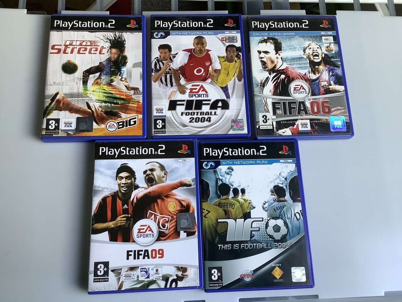 Stapeltje PS2 spellen die ik dubbel heb. Zie je iets wat je wilt overnemen,