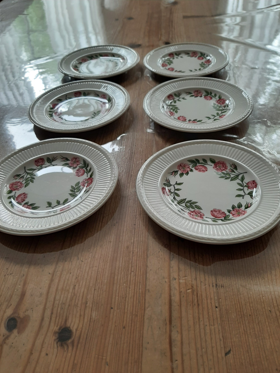 WEDGWOOD ROSALIND - 6  GEBAKBORDJES - DIAMETER 16 CM