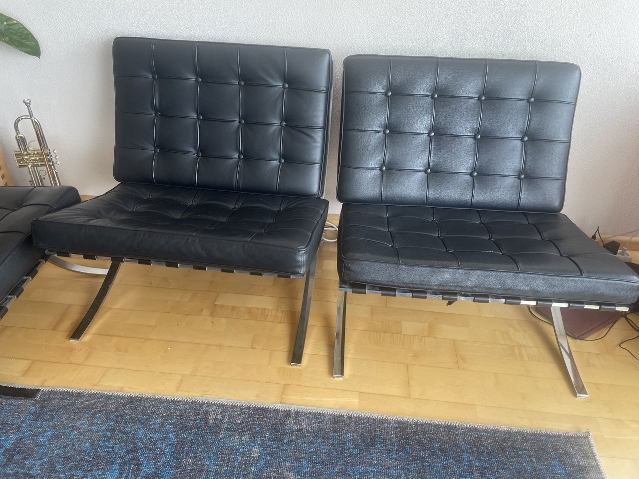 3 Barcelona stoelen en 1 voetenbank