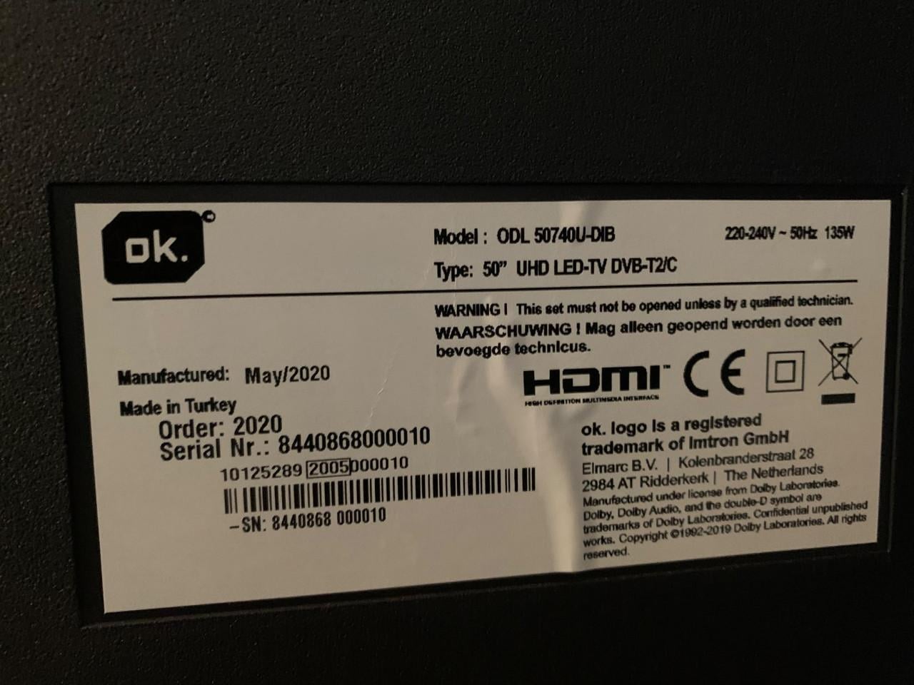 Smart TV met TVkast en staande lamp als set aangeboden.