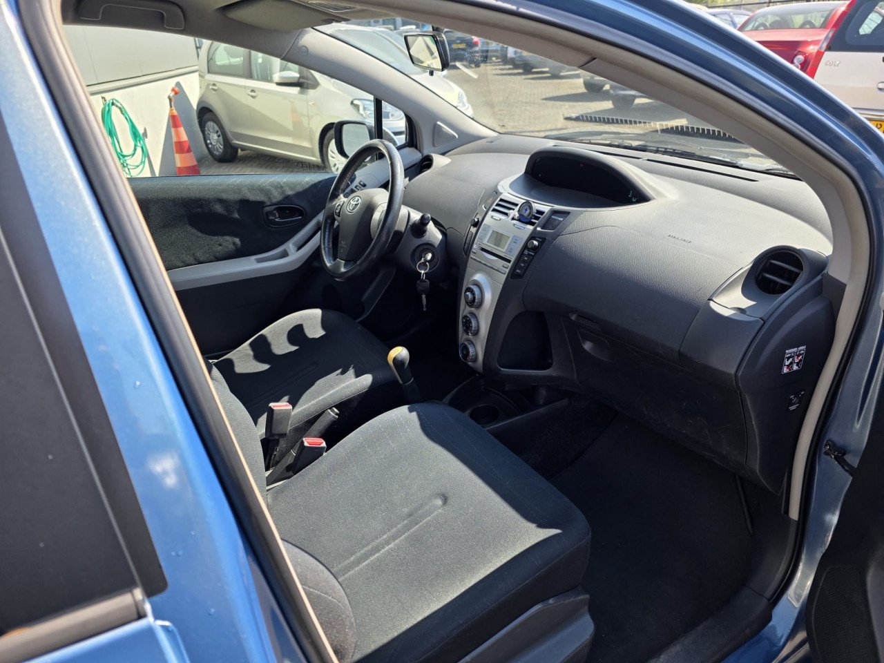 TE KOOP TOYOTA YARIS 1.3 VVTI SOL MET AIRCO EN CRUISE CONTROL