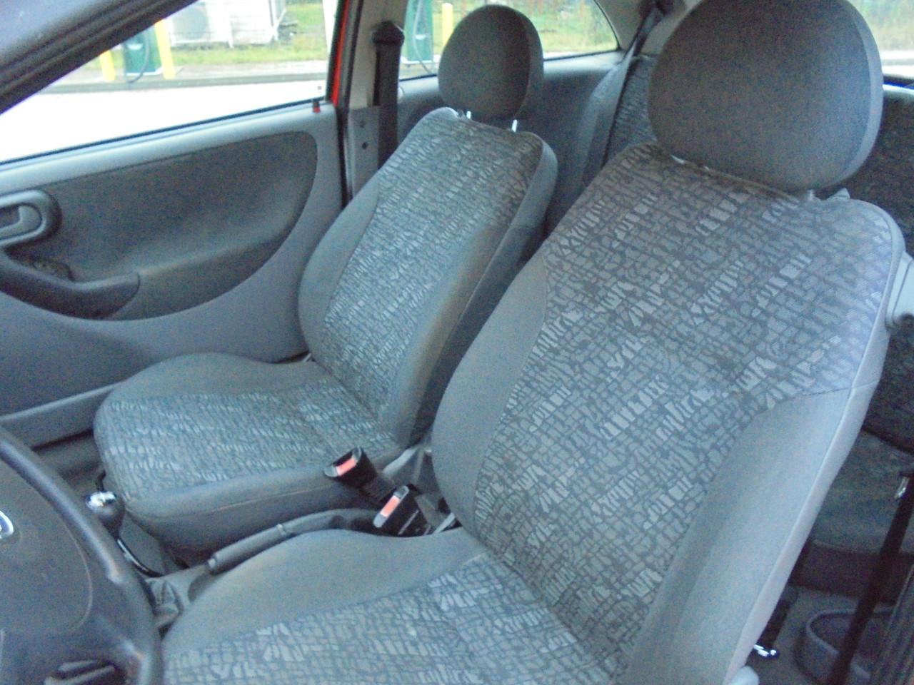 Corsa uit 2001 / 146.445 Km  N.A.P rijd goed  € 950 apk t/mmaart 2027