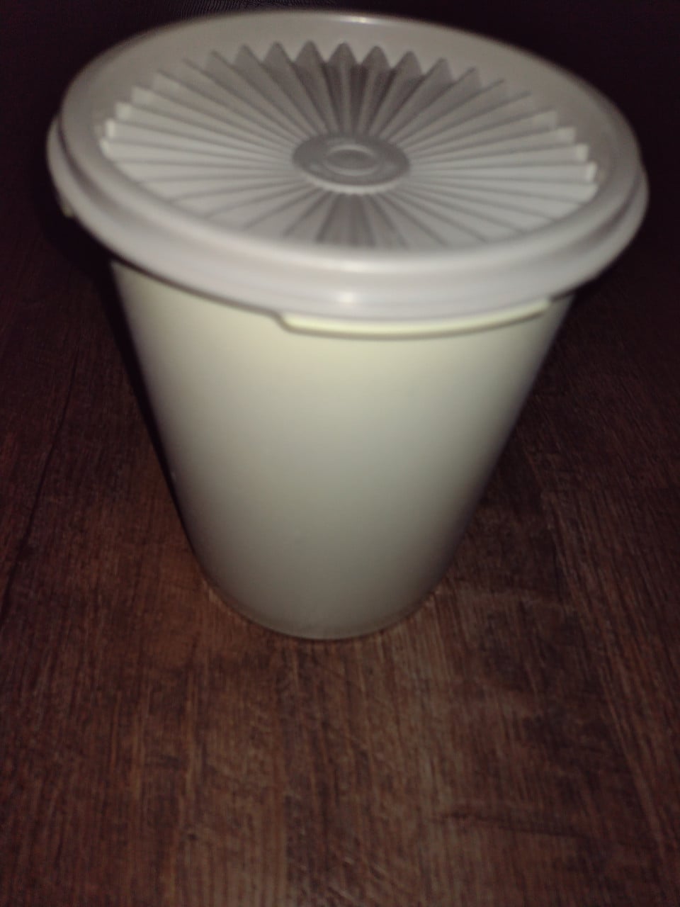 Tupperware trommel doos met deksel +/- 15 cm hoog