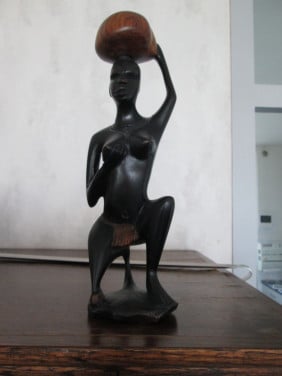 Houten beeldje van een oosterse dame