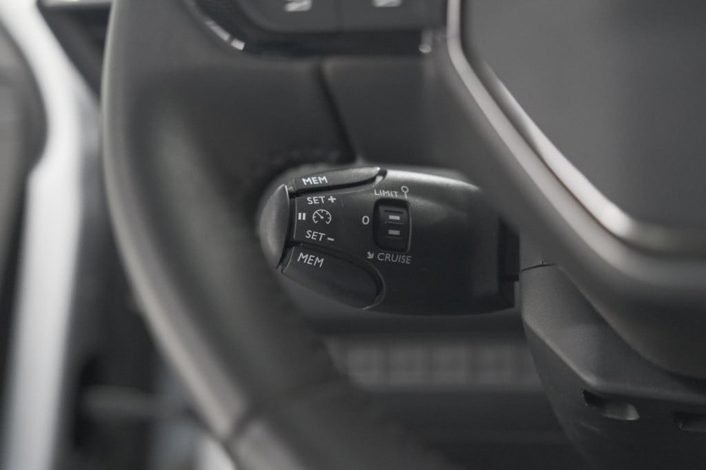 Peugeot 208 puretech 100 active | parkeersensoren | navigatie | apple carpl