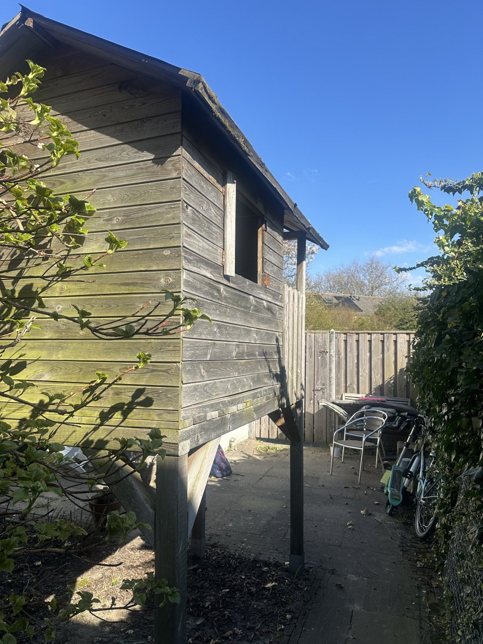 Speelhuisje met glijbaan