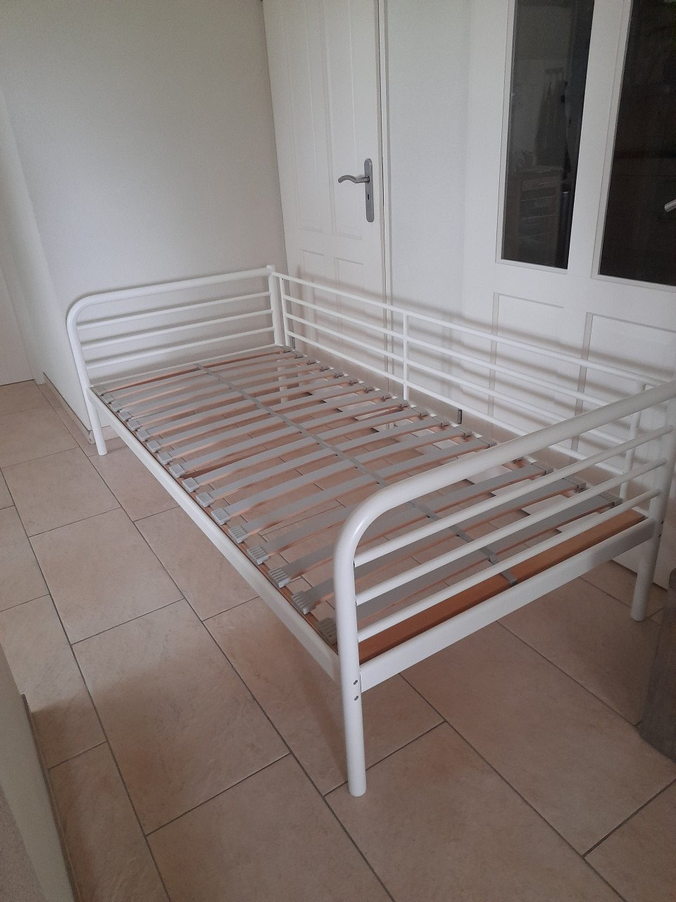 Wit metalen bed 90 x 200 ( z.g.a.n.)