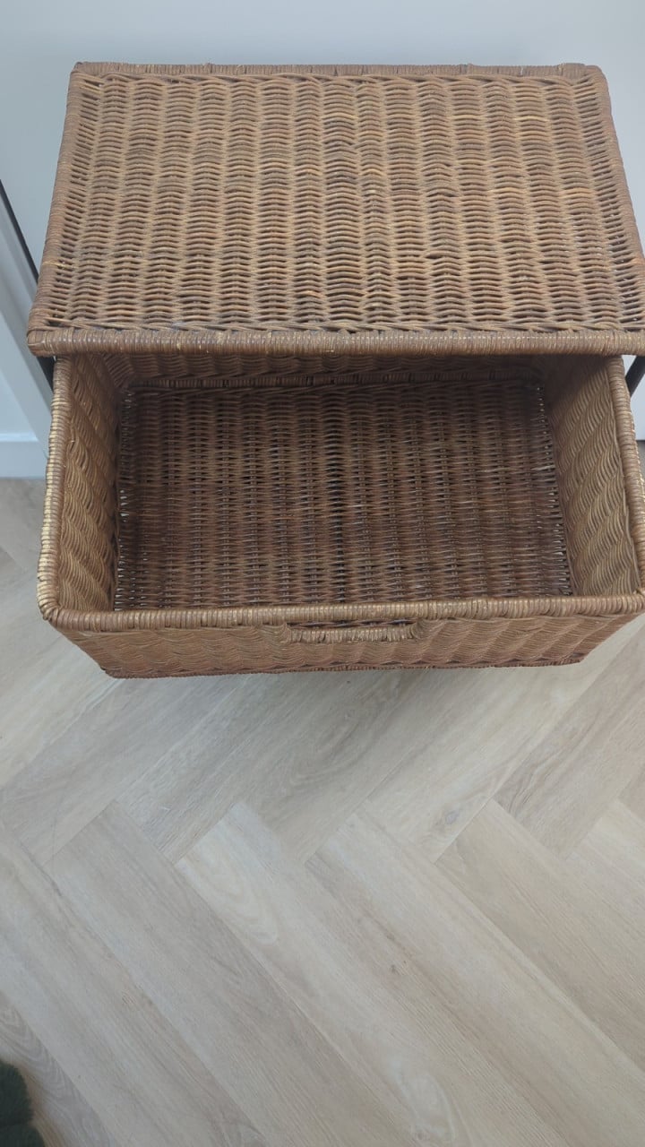 2 ladenkastkes met 3 rieten manden