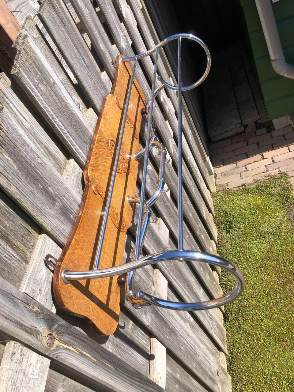 Vintage eikenhouten wandkapstok met chromen stangen en haken