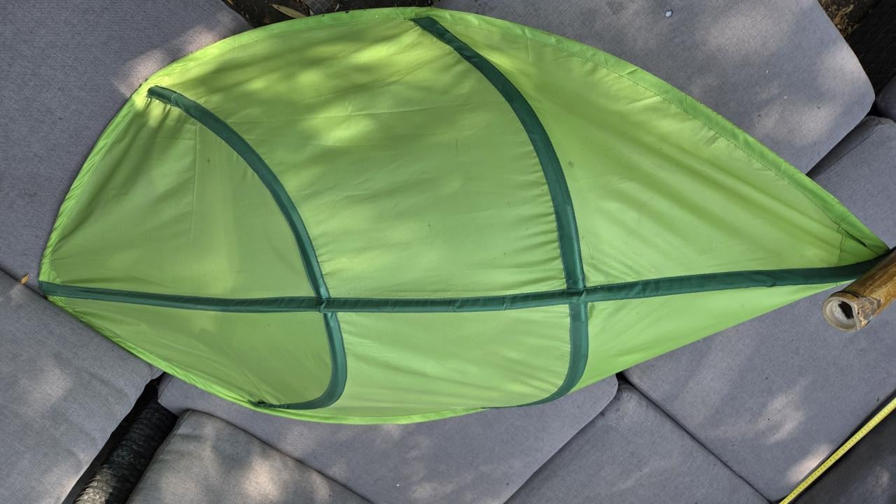 Unieke groene bladparasol op bamboestok