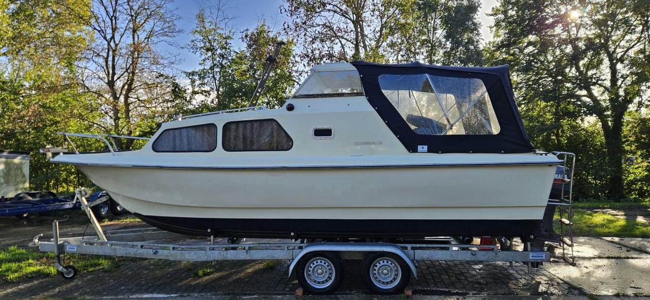 Ruime Mistral 680 polyester weekendkruiser met 40PK Yamaha