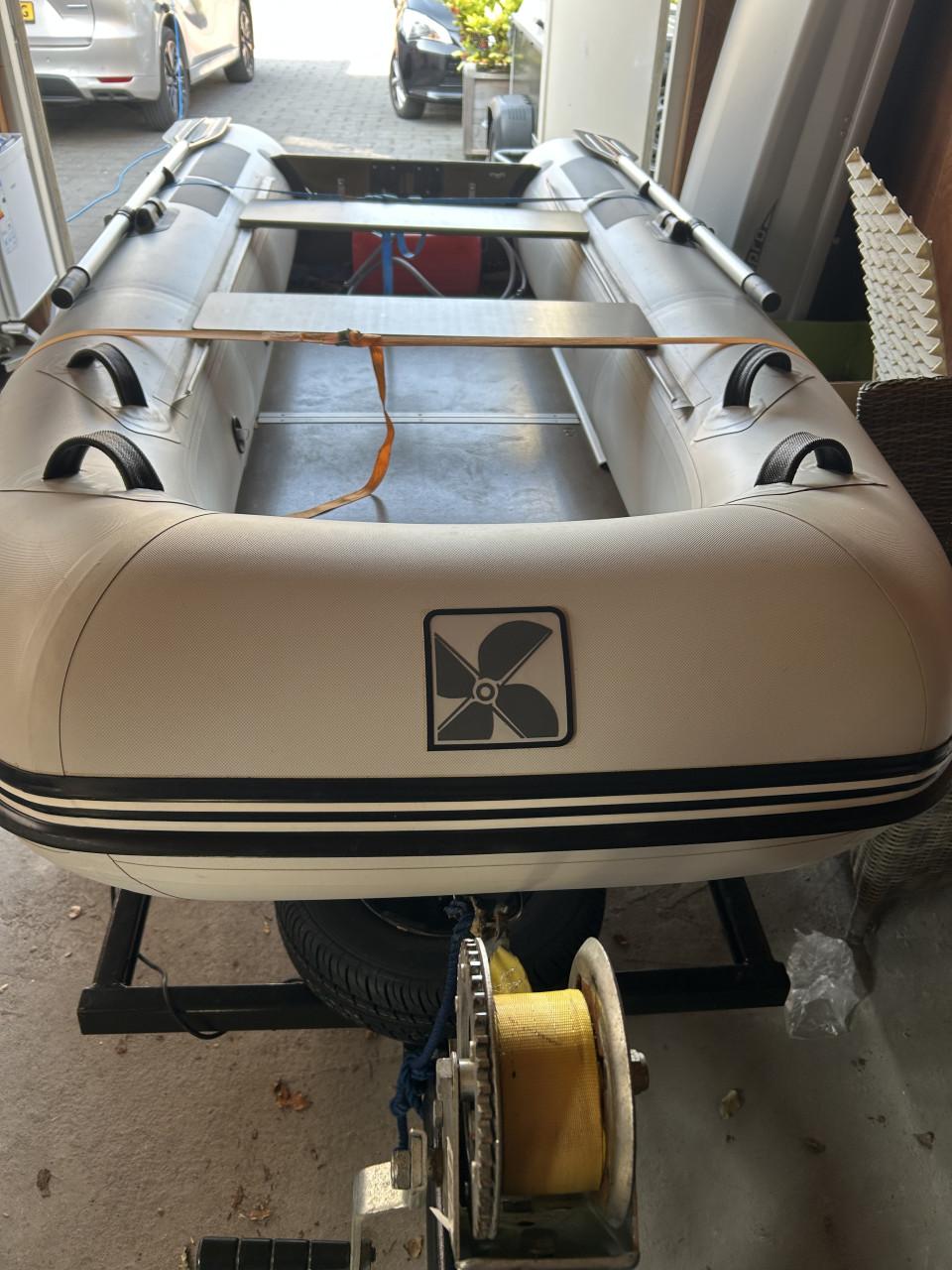 Leuke boot met motor en trailer