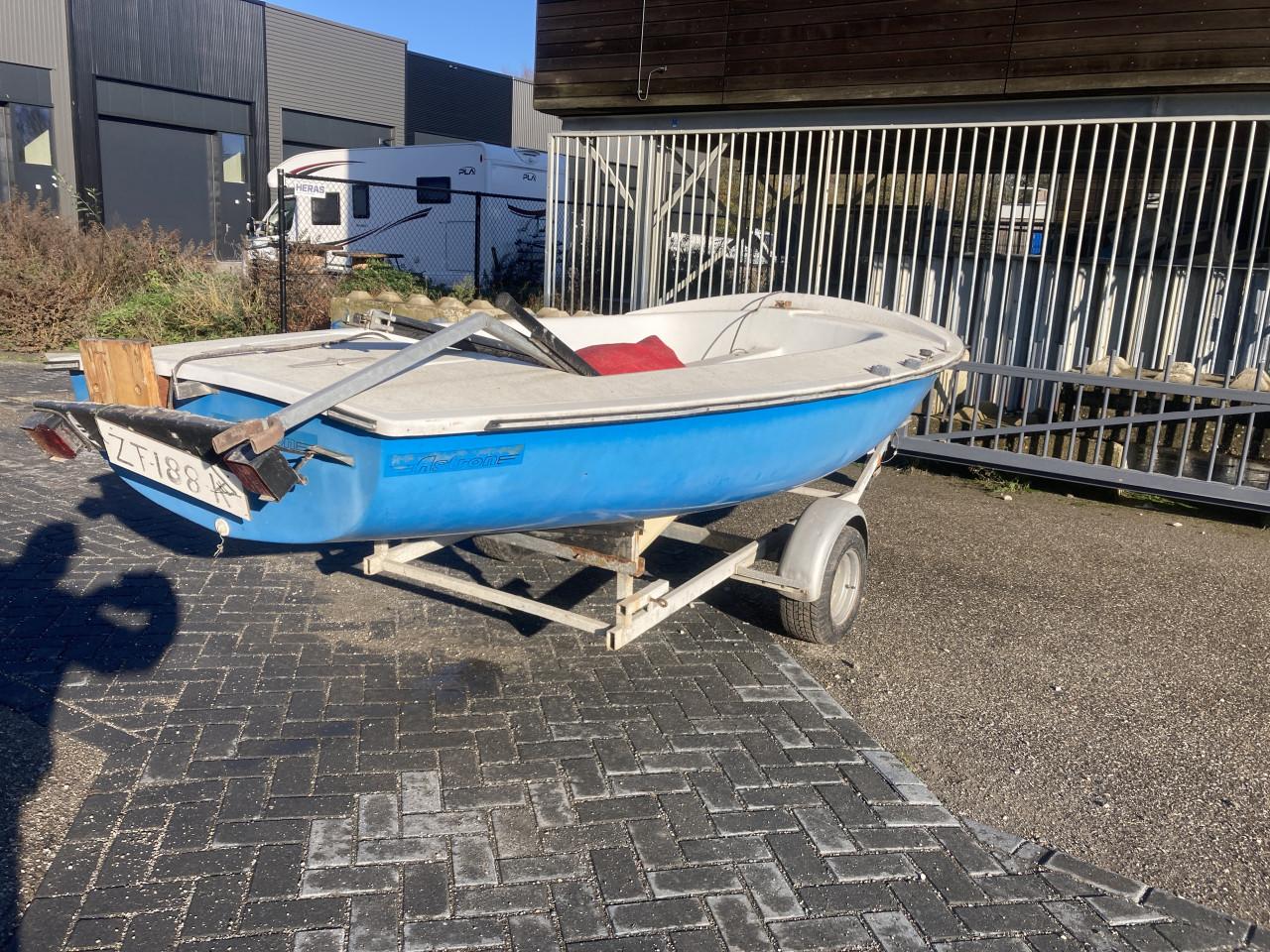 Open polyester zeilboot