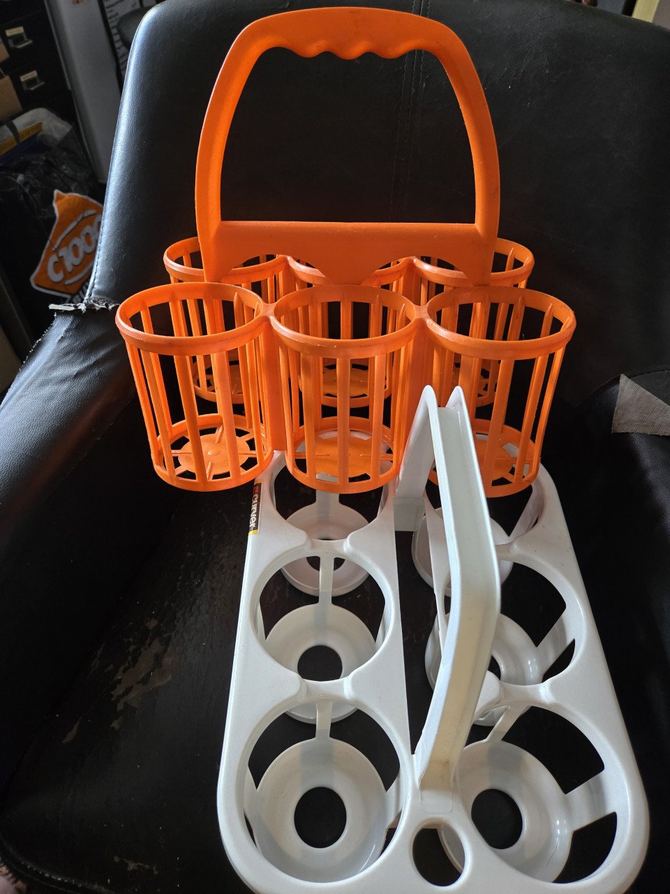 2 x vintage Flessendrager 6 flessen, 1 oranje, 1 wit Curver
