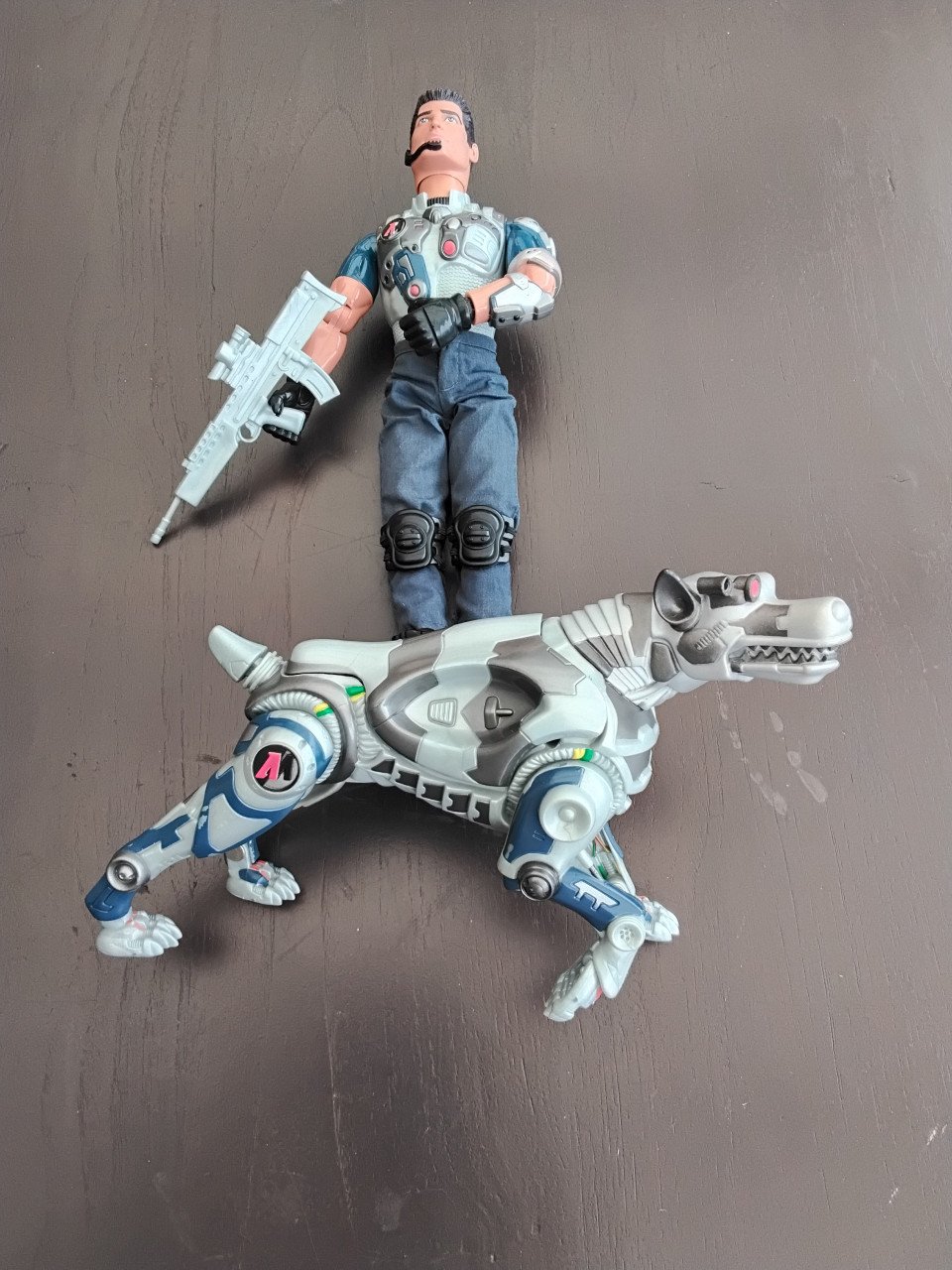 Action man met hond.