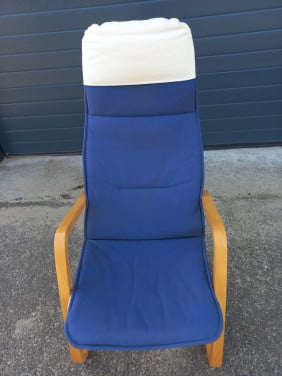 Beukenhouten stoel met blauw kussen