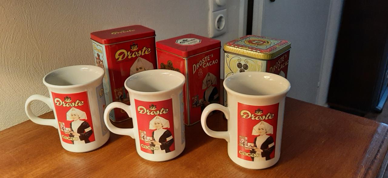 Droste bekers en blikken