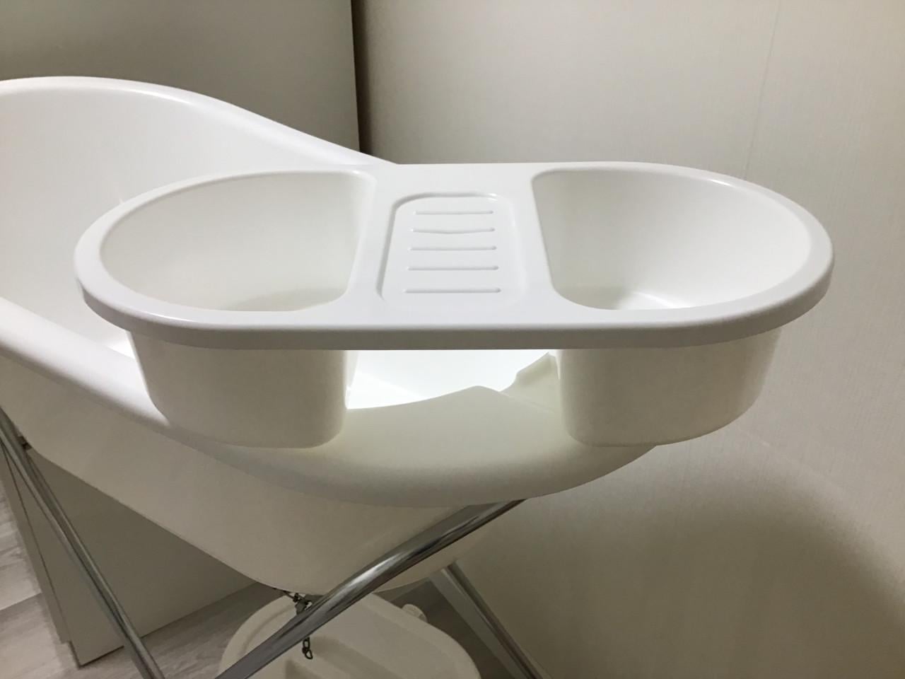 Baby badje + standaard, luieremmer en bijbehorende waskom.