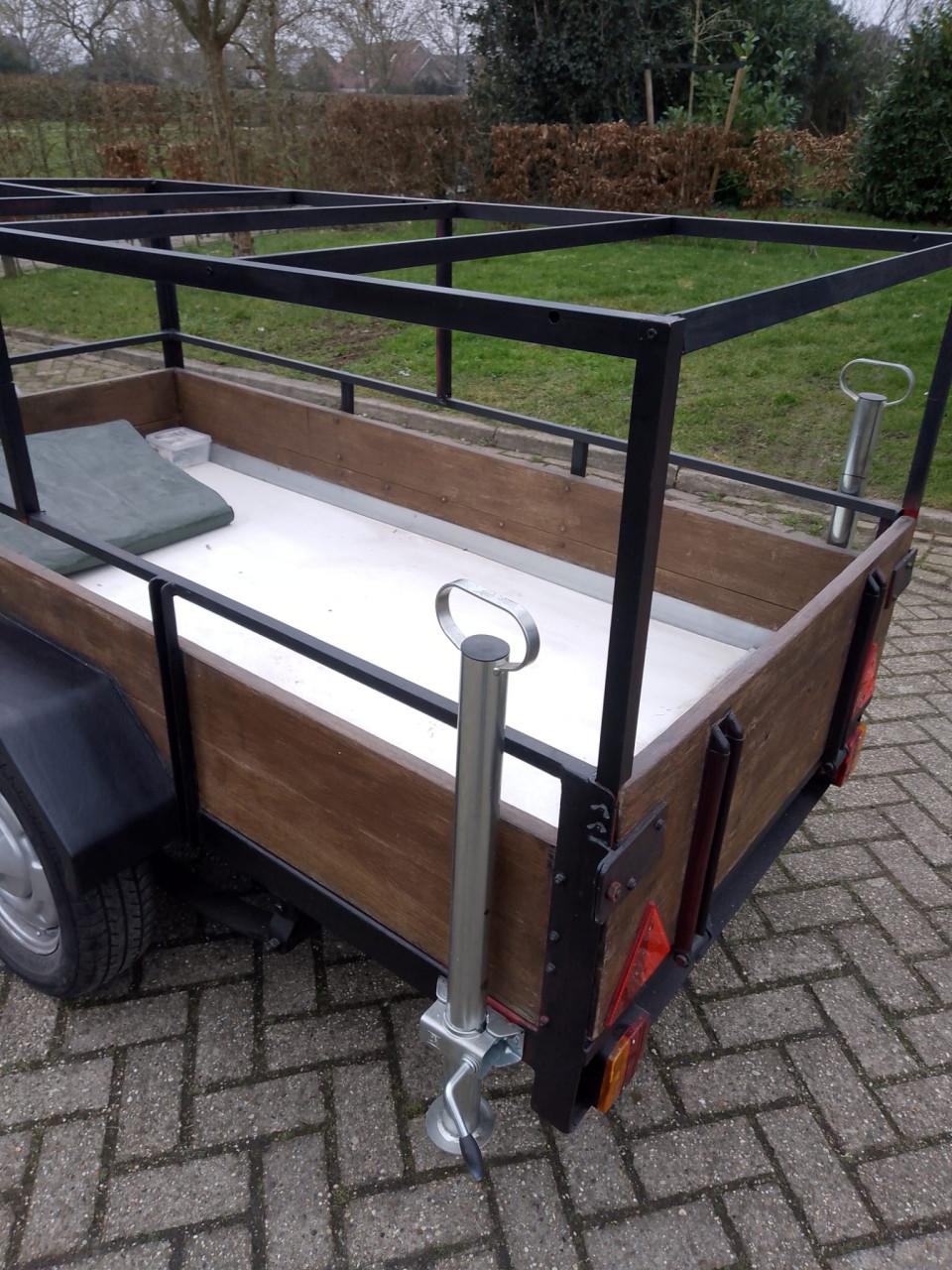 Nette aanhanger met frame - klaar voor gebruik!