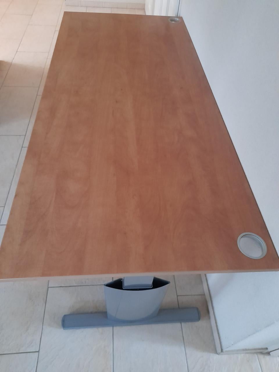 Bureau 80 x 180  (in hoogte verstelbaar van 60/84H ( in goede staat )