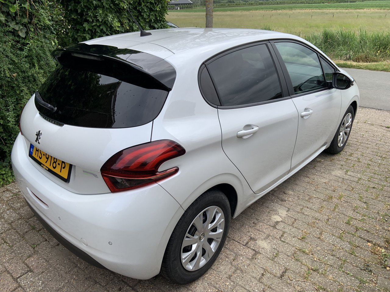Peugeot 208  GERESERVEERD!!