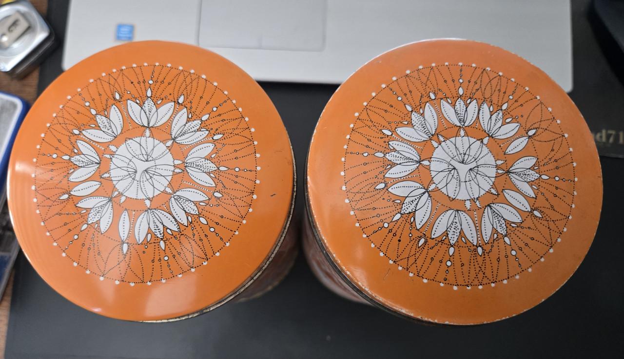 Vintage oranje Verkade beschuitbussen door Frans Mettes jaren '60-'70.