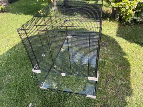 Grote knaagdierenkooi met glazen bak
