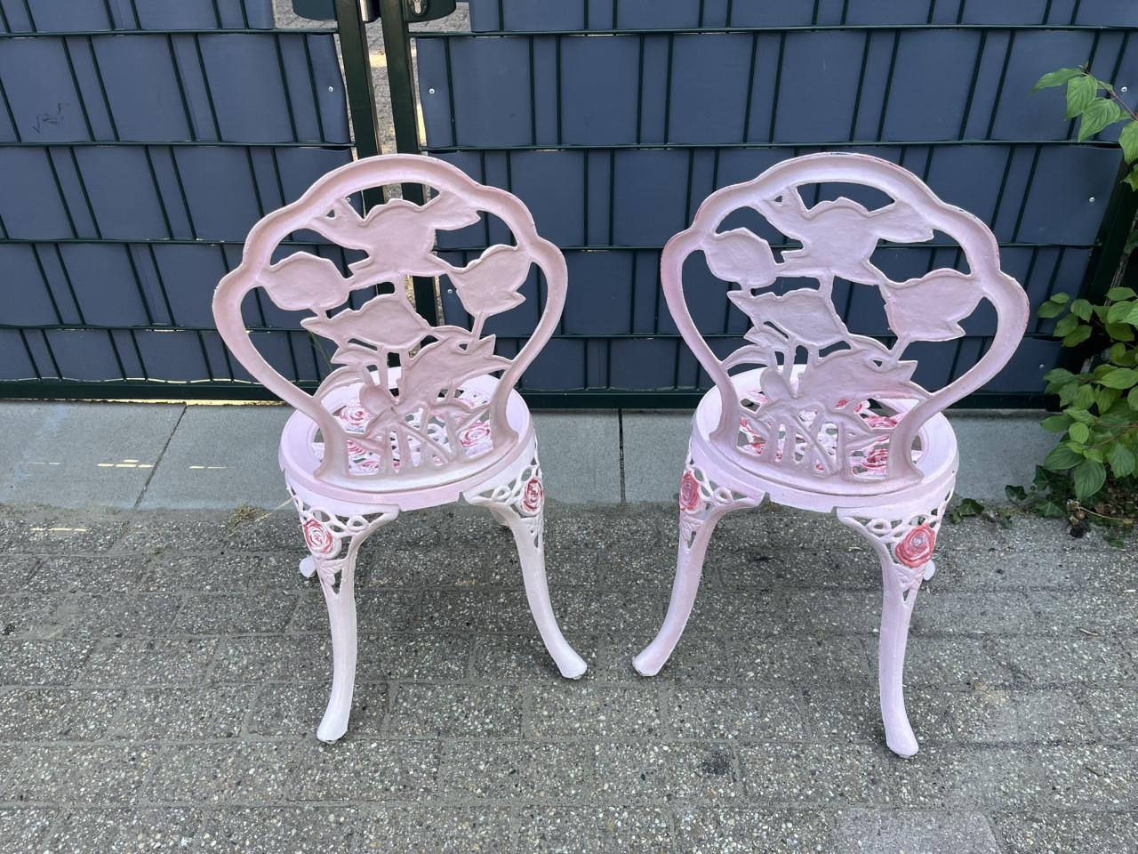 2 sets van 2 gietijzeren Bistrostoeltjes