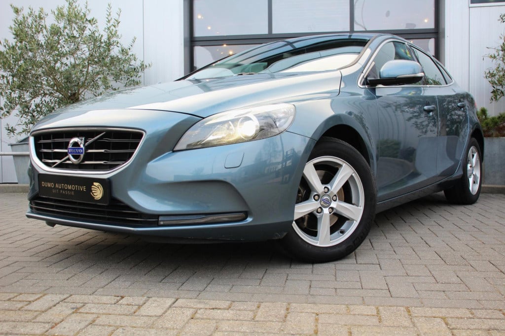Volvo V40 1.6 t3 momentum -xenon - trekhaak - navi - achteruitrij camera - 