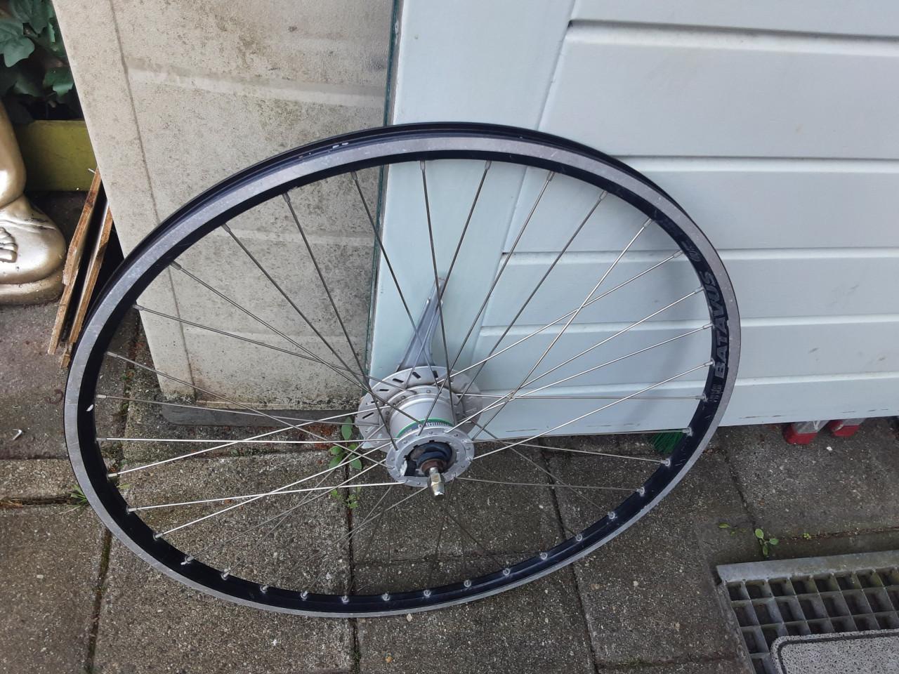 Batavus 28 inch nexus voorwiel, naafdynamo, rollerbrake rem
