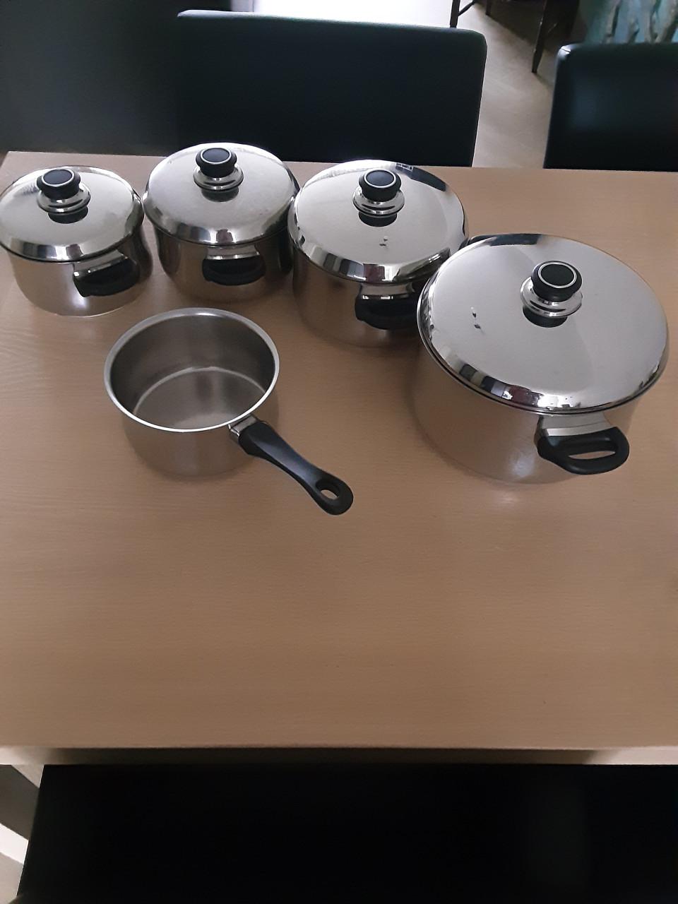 Compleet servies en een pannenset van BK