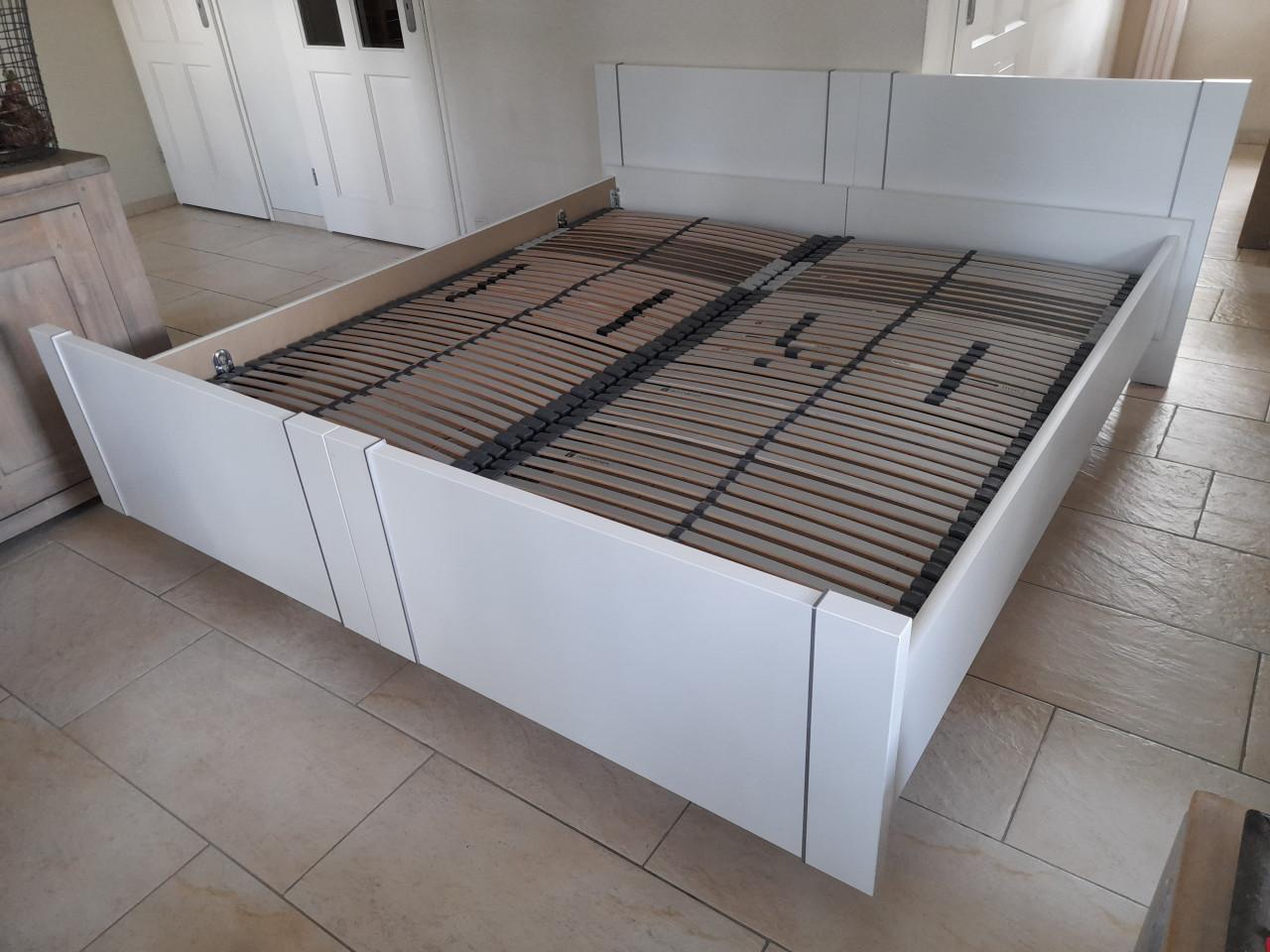 2 persoons deelbaar bed met bossflex lattenbodems 180 x 200 (in goede staat