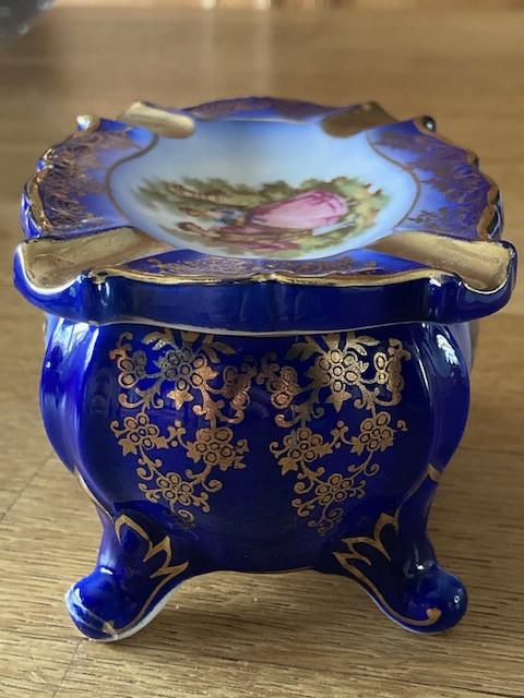 Blauw glazen vaasje, presse-papier en porseleinen asbak/opbergbakje