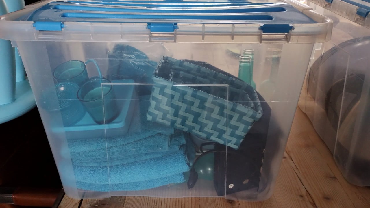 Kampeer accessoires. Borden, waterkoker, glazen, etc (studentenkamer),