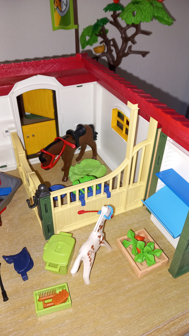 Playmobil manege met weide/boxen(6926) en wasplaats(6929)