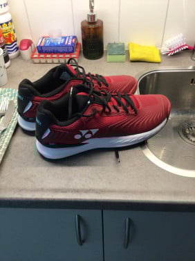 Te koop, Yonex tennisschoenen,rood, z.g.a.n.!