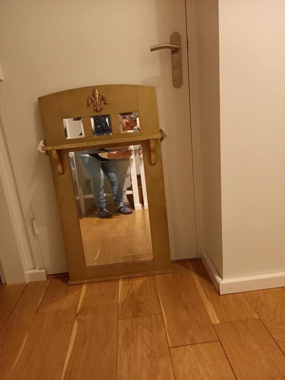 Thonet stoel en retro spiegel